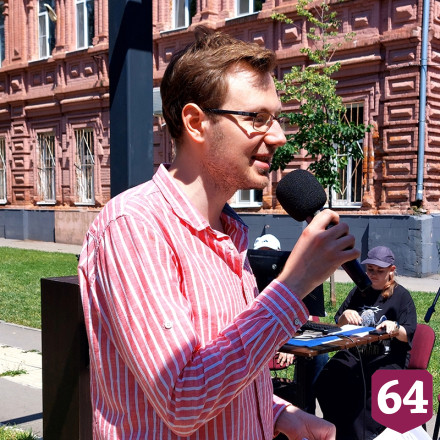 Саратовцы в парке пели под гитару и читали стихи о России