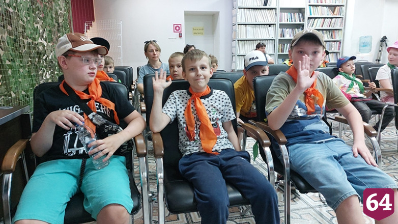 Саратовцы в парке пели под гитару и читали стихи о России