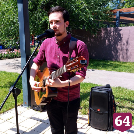 Саратовцы в парке пели под гитару и читали стихи о России