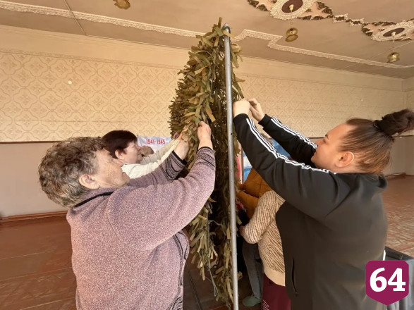 Саратовские волонтеры сплели масксеть по технологии костюма «Леший»