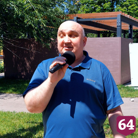 Саратовцы в парке пели под гитару и читали стихи о России